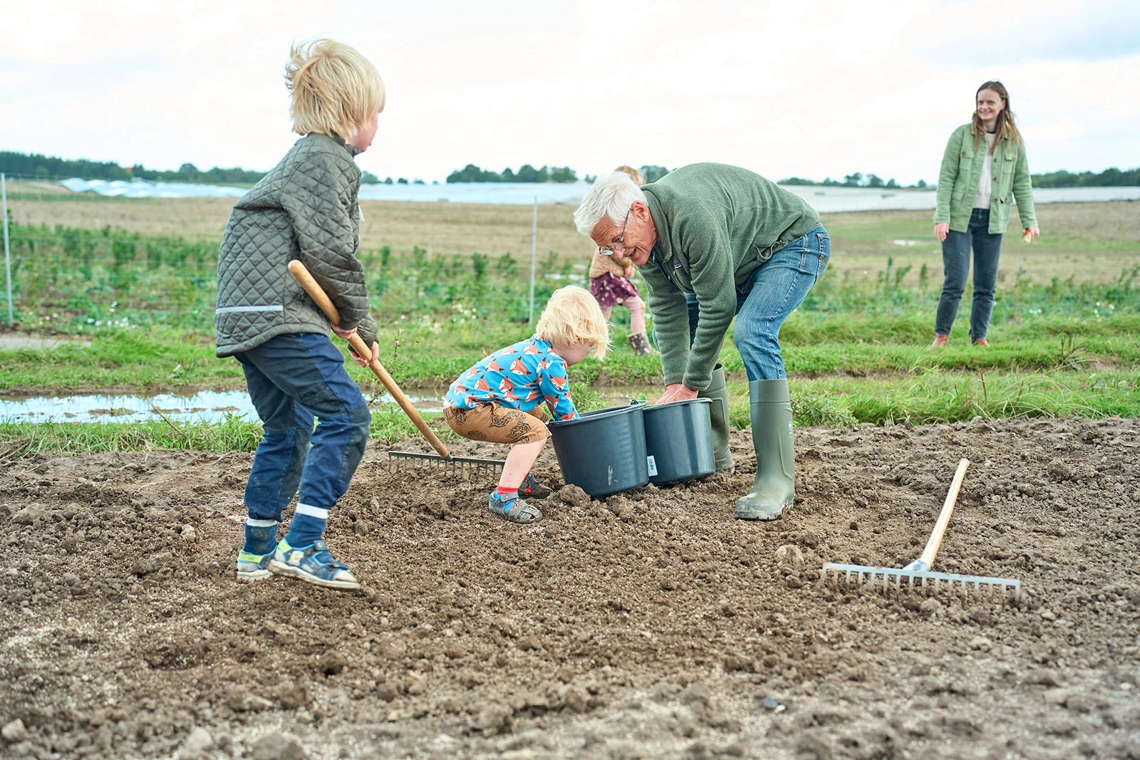 Children and adults sowing seeds near Viuf-Håstrup Solar Park